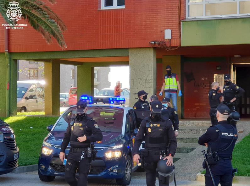  Detenidas dos personas por tráfico de drogas, erradicando un punto negro de venta de droga en el barrio de Cazoña