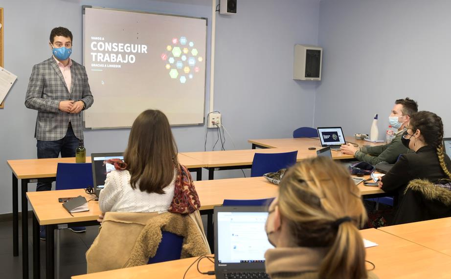  Santander imparte un curso para desarrollar un perfil profesional en Linkedin dirigido a parados de larga duración