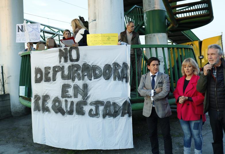 En la imagen de archivo de marzo de 2019, la alcaldesa de Polanco Rosa Díez lidera la concentración contra la depuradora en la isla de Monti en Requejada