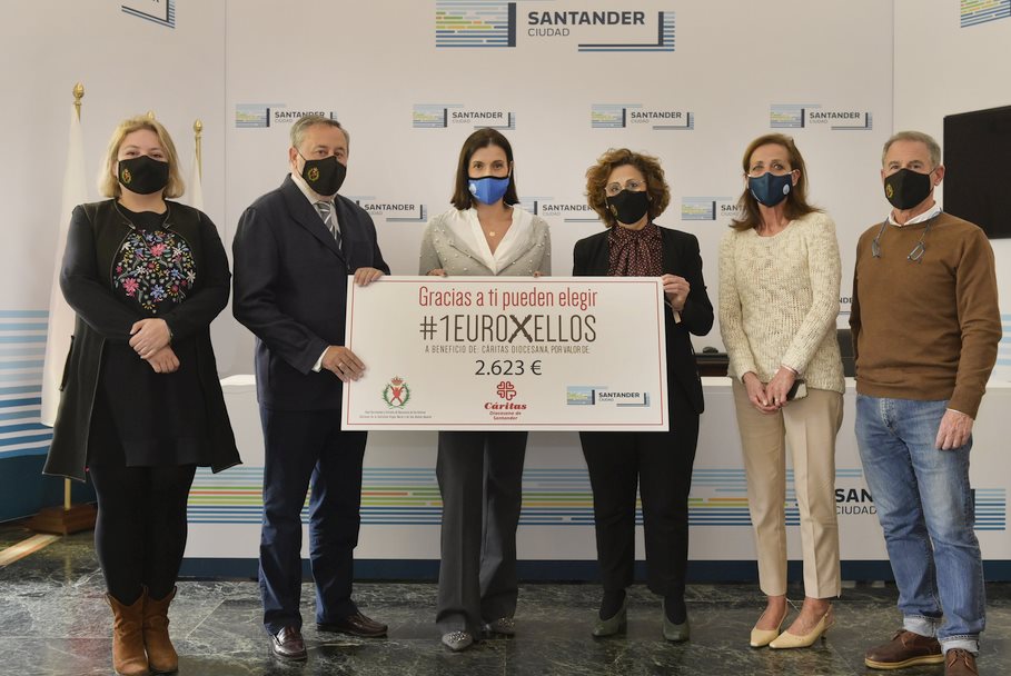  Cáritas recibe la recaudación de la campaña solidaria ‘1EUROXELLOS’ promovida por la Cofradía de los Dolores