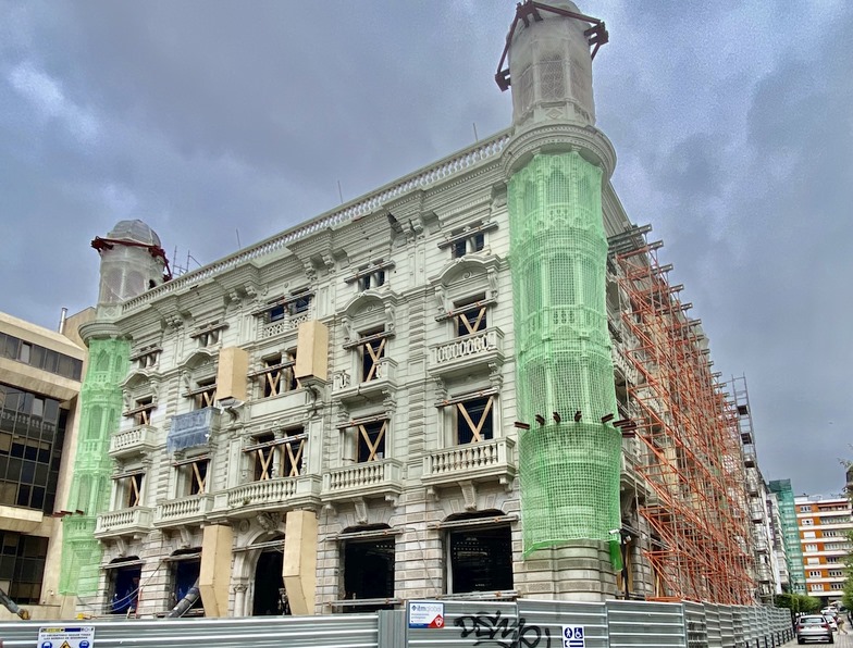  Avanza la reforma del edificio bancario de Hernán Cortés con la retirada de los elementos singulares para su restauración