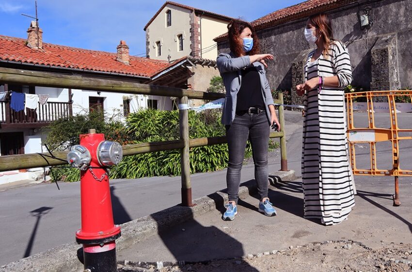 Comillas instalará bocas de incendio en Rioturbio, Trasvía y Ruiseñada Pie de Foto: La concejala de Protección Civil, Vanesa Sánchez Trueba, ha visitado la boca de incendios instalada en la localidad de Trasvía junto a la concejala, Mirta Peña Merino.