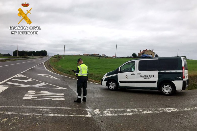 La Guardia Civil detiene a un conductor tras causar un accidente en el que un motorista resultó herido grave