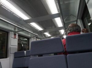 En la imagen el interior de un tren de FEVE en Cantabria, cuyo servicio ha experimentado un deterioro notable tras las inversiones de ADIF en la alta velocidad - (C) Foto: David Laguillo Las Mesas de Movilidad tildan de “disparate” el incremento de tiempos de viaje en cercanías y exigen la convocatoria de la Mesa del Ferrocarril