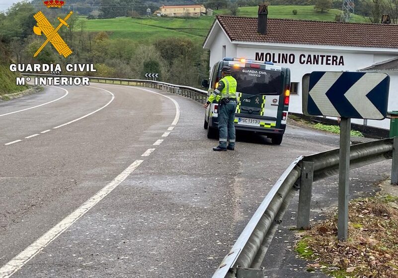 La Guardia Civil investiga a un joven que puso en riesgo el auxilio de un accidente de tráfico