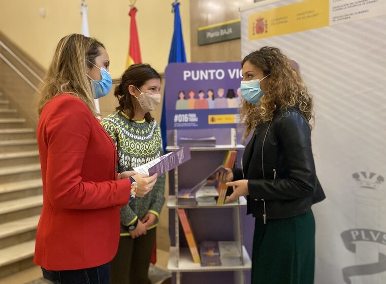 La delegada del Gobierno en Cantabria ha presentado este martes los ‘Puntos Violetas’ que la Delegación va a instalar en las áreas de sus servicios de información