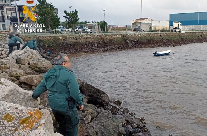 La Guardia Civil rescata a un hombre que perdió un remo de la embarcación y estaba a merced del viento y la mala mar