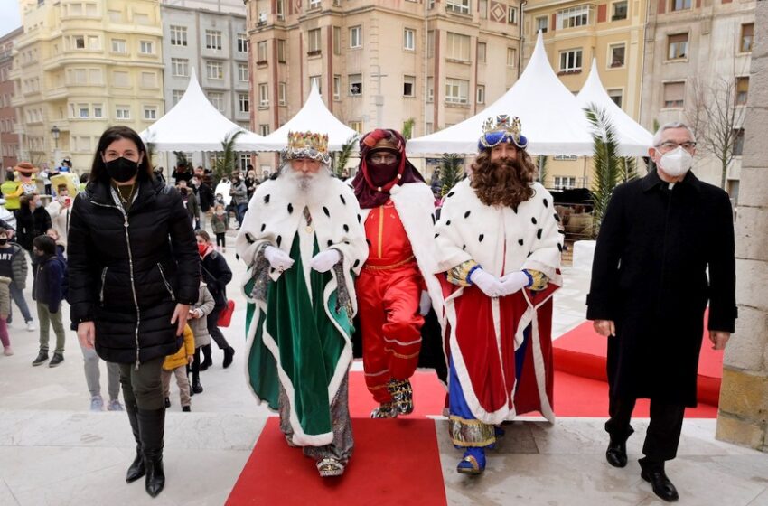 La alcaldesa recibe a los Reyes Magos en el claustro de la Catedral de Santander