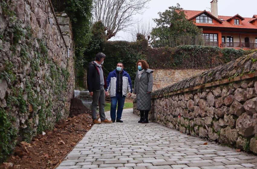 Pie de Foto: La alcaldesa, María Teresa Noceda Llano, durante la visita a las obras del camino de la Puerta de los Pájaros junto al concejal de Obra y Movilidad, Julián Rozas, y el edil, Pedro Velarde.