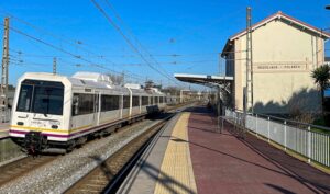 En Requejada, en varias ocasiones el tren atascó sus puertas con el andén y dejó a los viajeros en tierra