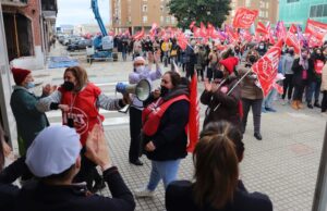 Los manifestantes reciben aplausos de trabajadoras de un supermercado cercano - Cientos de personas se manifiestan en Santoña contra la precariedad laboral en las conserveras de pescado - (C) Fotos: David Laguillo