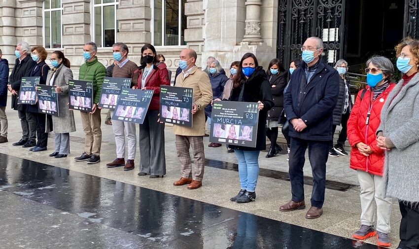  Santander guarda un minuto de silencio en recuerdo de la joven de 17 años asesinada en Murcia