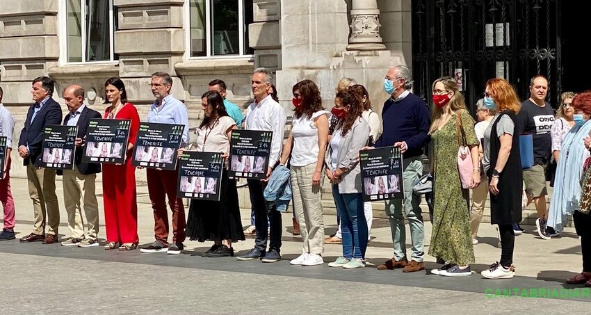  Santander recuerda con un minuto de silencio a la mujer asesinada en Tenerife