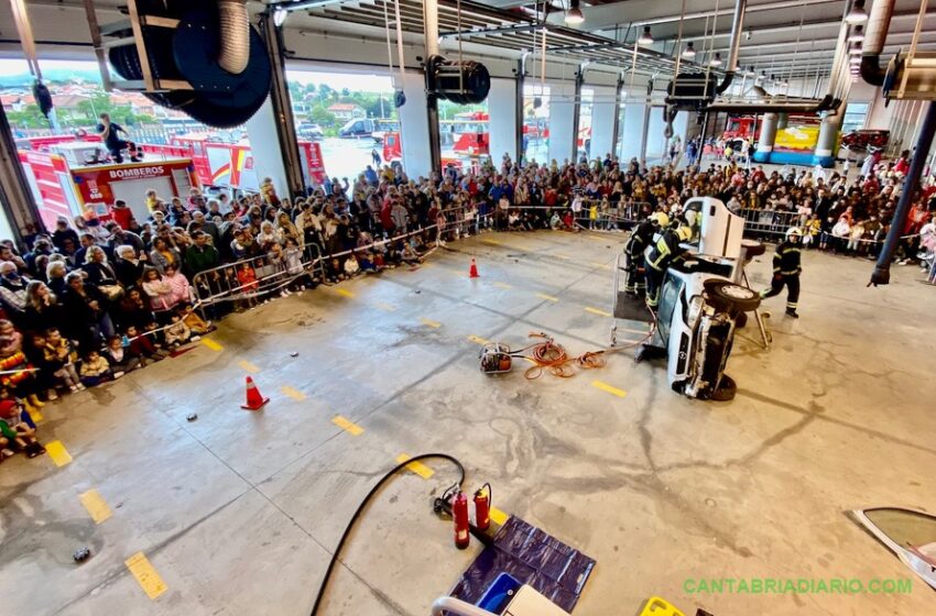  La alcaldesa asiste a la jornada de puertas abiertas de los bomberos de Santander