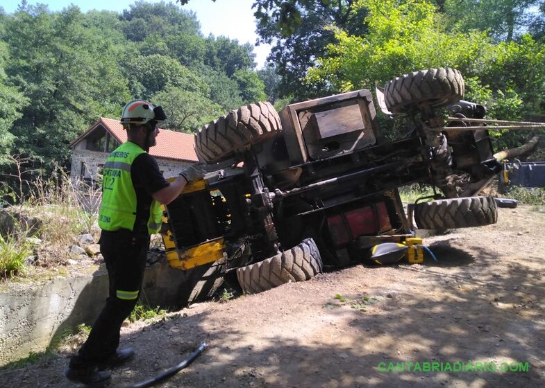  Herido al volcar una pala elevadora y quedar atrapado por el tobillo