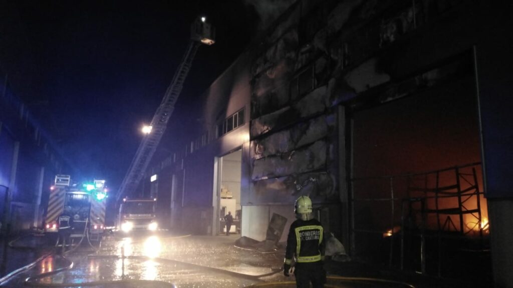 Bomberos de tres parques extinguen un incendio en una nave del polígono de Barros