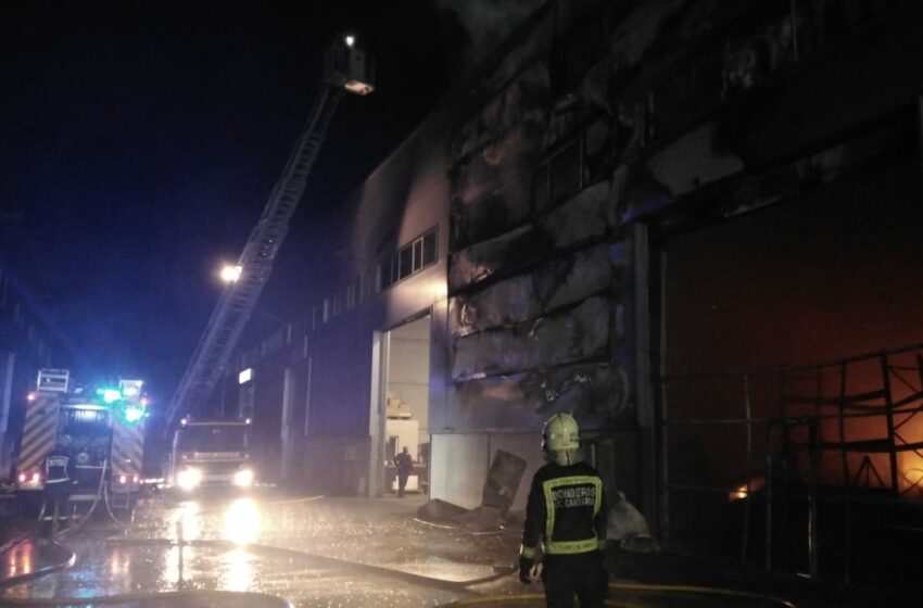 Bomberos de tres parques extinguen un incendio en una nave del polígono de Barros