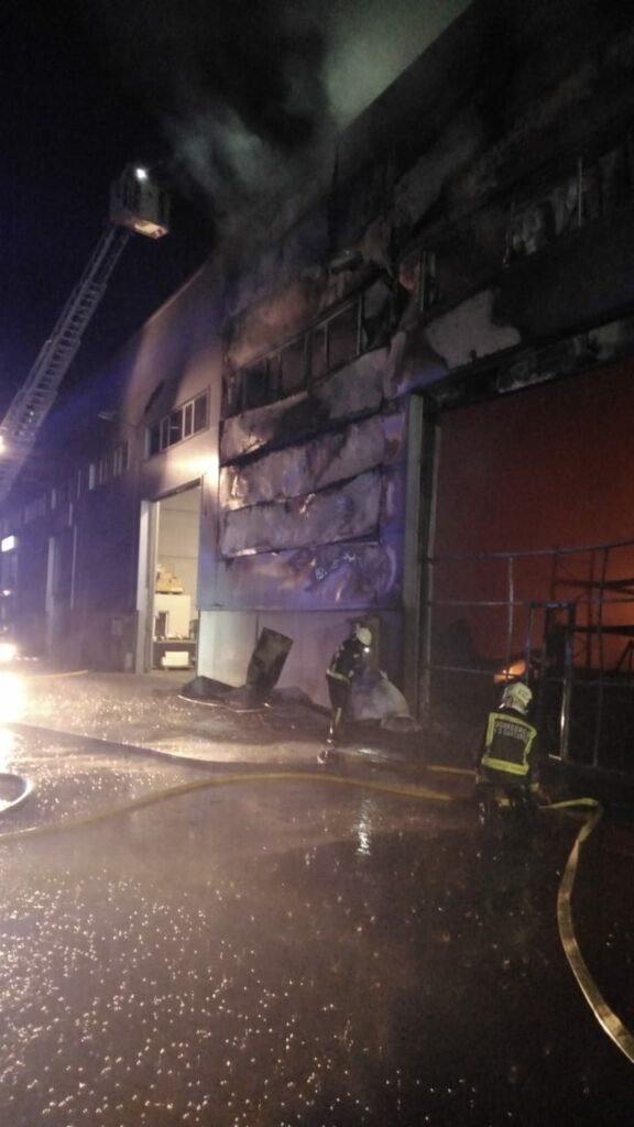 Bomberos de tres parques extinguen un incendio en una nave del polígono de Barros