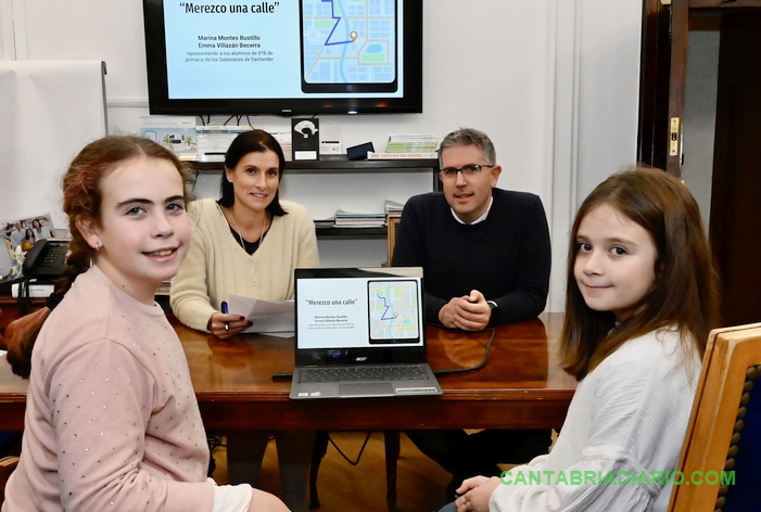  Los alumnos de 6º de Salesianos presentan a la alcaldesa un proyecto para poner en valor a mujeres relevantes en calles de Santander