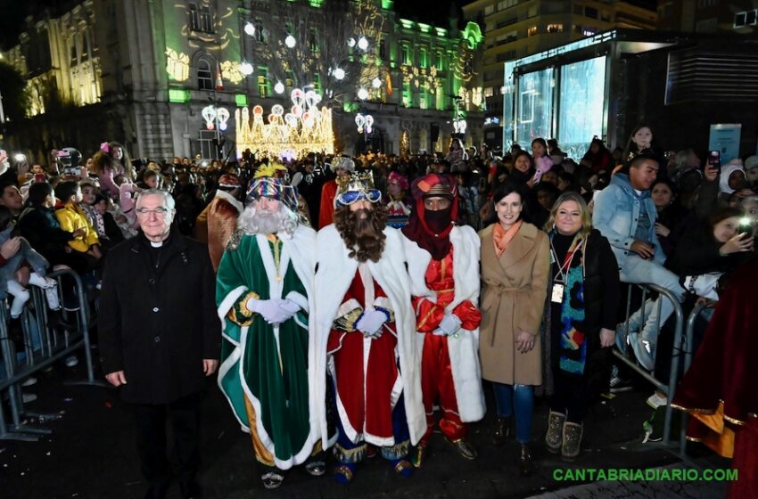 En la imagen la alcaldesa de Santander Gema Igual recibe a Melchor, Gaspar y Baltasar