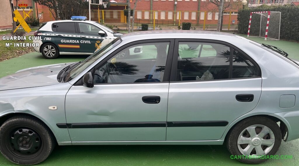 Detenido un varón tras darse a la fuga y conducir de forma temeraria
En su huida de la Guardia Civil impactó contra dos coches estacionados