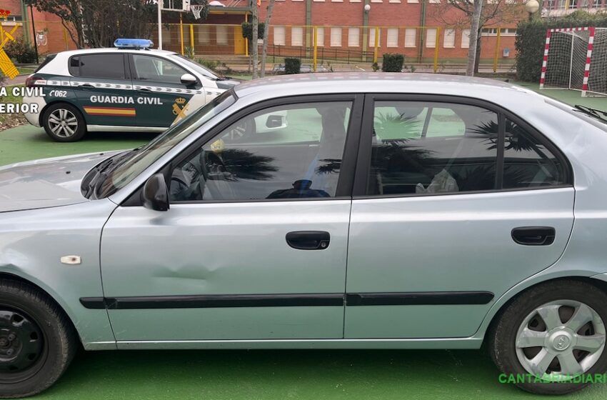 Detenido un varón tras darse a la fuga y conducir de forma temeraria En su huida de la Guardia Civil impactó contra dos coches estacionados