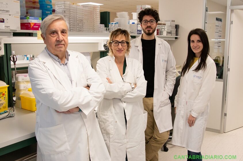 Investigadores de la Universidad de Cantabria desarrollan una partícula que incrementa la formación controlada de hueso De izquierda a derecha, José Carlos Rodríguez Rey, Flor Pérez Campo, Alberto González González y Mónica del Dujo Gutiérrez.