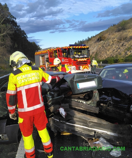 Accidente de tres vehículos en la A-8 a su paso por Valdáliga