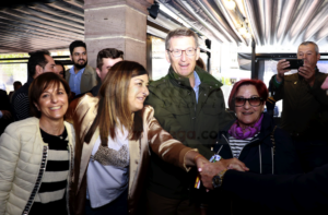 En la imagen Alberto Núñez Feijóo acompañado de María José Sáenz de Buruaga y simpatizantes del PP durante su visita a Torrelavega - (C) Foto: David Laguillo-CANTABRIA DIARIO