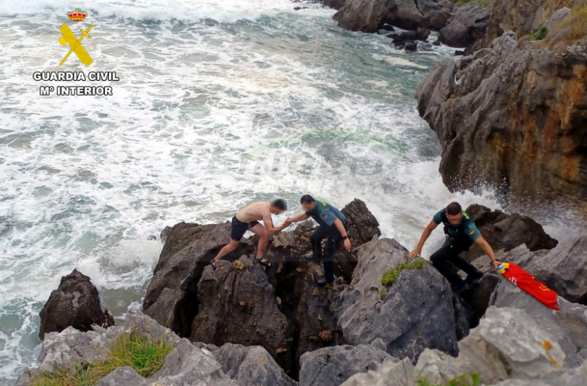  La Guardia Civil rescata a un joven en la playa de Sonabia, que no podía salir del mar por sus medios