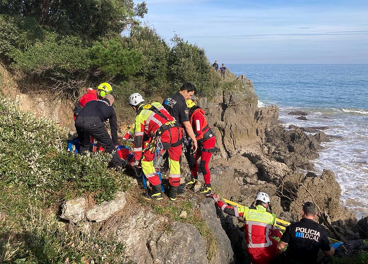 Herido muy grave un varón tras caer en una grieta de los acantilados de Noja