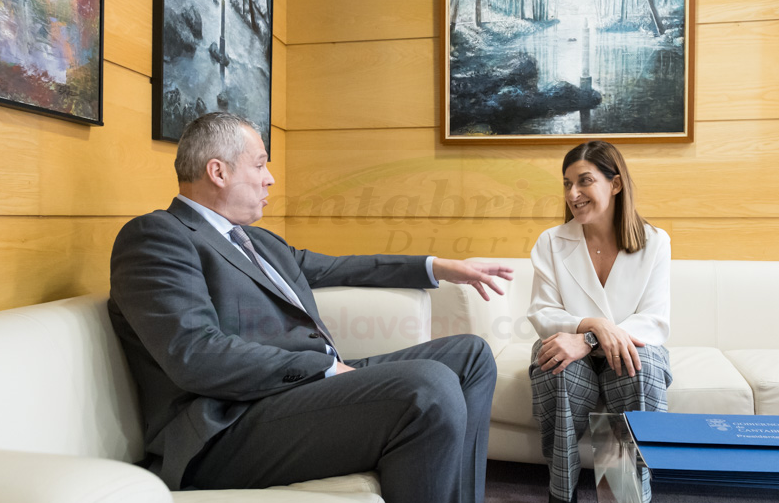 María José Sáenz de Buruaga con el alcalde de Mazcuerras, Francisco Javier Camino, en foto de Raúl Lucio