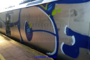 En la imagen un tren de cercanías pintarrajeado hasta las ventanas