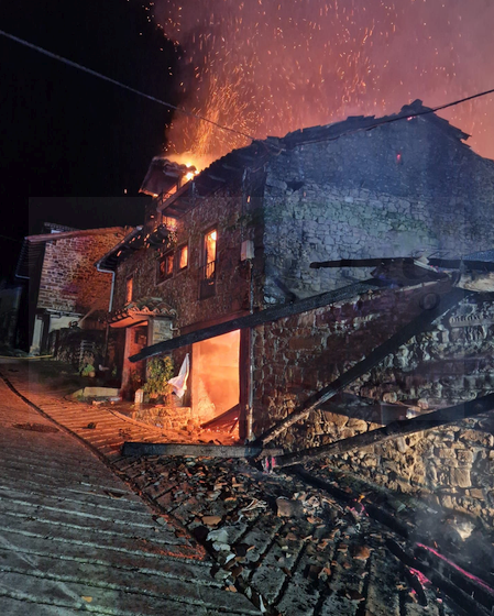 Quince vacas y cinco terneros mueren en un incendio en Buyezo