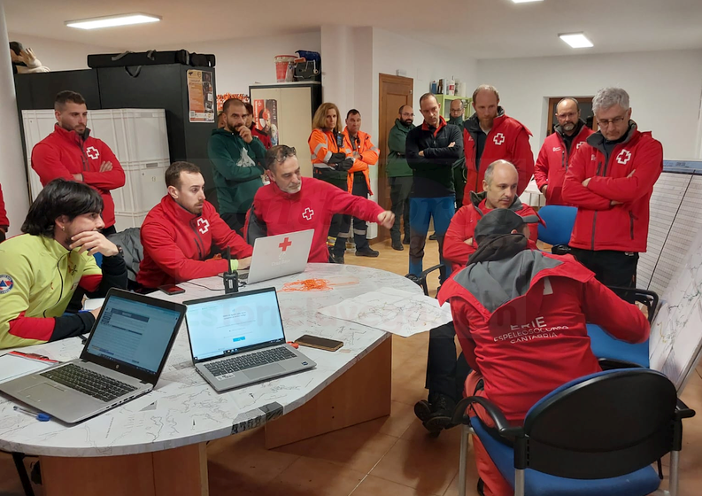 En la imagen reunión del operativo de rescate desplegado - Salen de la cueva Vallina los cuatro espeleólogos atrapados