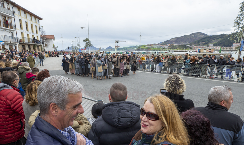 La consejera de Cultura, Turismo y Deporte, Eva Guillermina Fernández, ha asistido hoy en Castro Urdiales a la representación de la Pasión Viviente