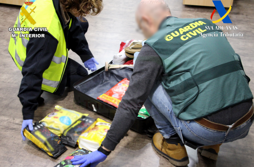 Dos detenidos por intentar introducir cerca de 8,5 kilos de cocaína por el Aeropuerto Seve Ballesteros de Santander, camuflaban la droga en paquetes de productos de alimentación