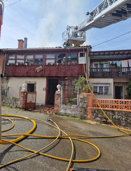 Un incendio destruye una vivienda en San Felices de Buelna