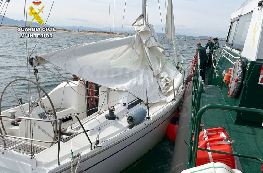 La Guardia Civil rescata un velero a la deriva, en peligro de colisionar contra las rocas