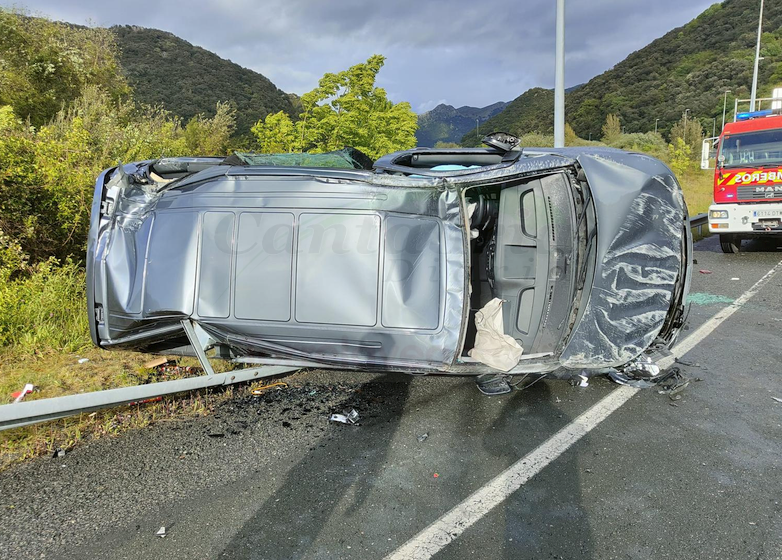 Herida una menor en el vuelco del vehículo en el que viajaba en la A-8,en la salida de Liendo