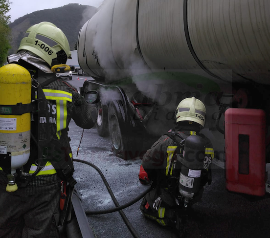 Herido un transportista tras el incendio de la rueda de la cisterna que conducía en la A8