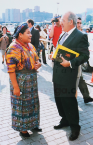 En la foto, tomada en los 90, José Antonio Ardanza en Bilbao junto a la Premio Nobel de la Paz Rigoberta Menchú-(C) Foto: David Laguillo