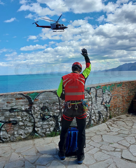 Rescatado un hombre en el Faro del Caballo de Santoña