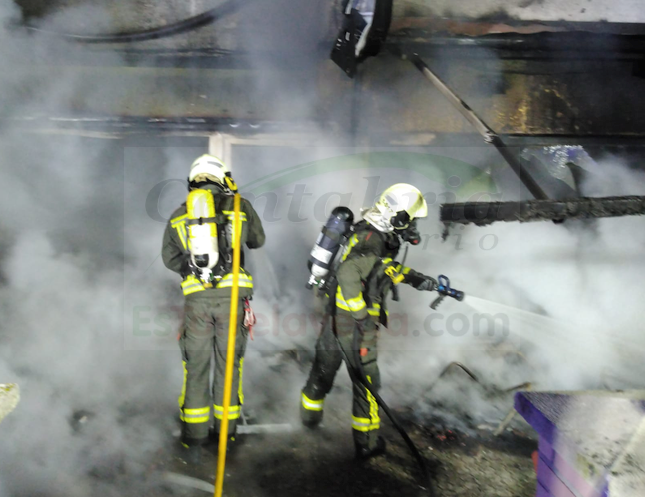  Un incendio calcina la terraza de un local hostelero en Laredo