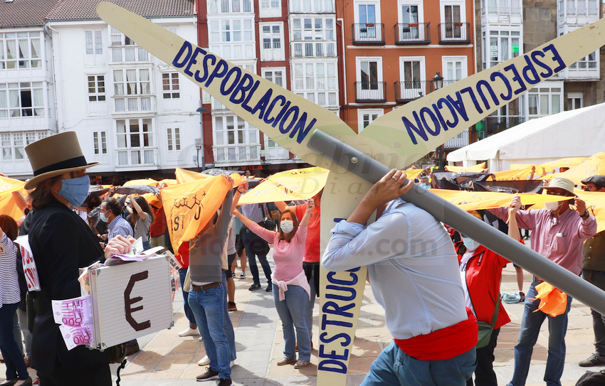 En la imagen una concentración en Reinosa contra los parques eólicos y contra la "especulación y despoblación" - (C) Foto: David Laguillo/CANTABRIA DIARIO