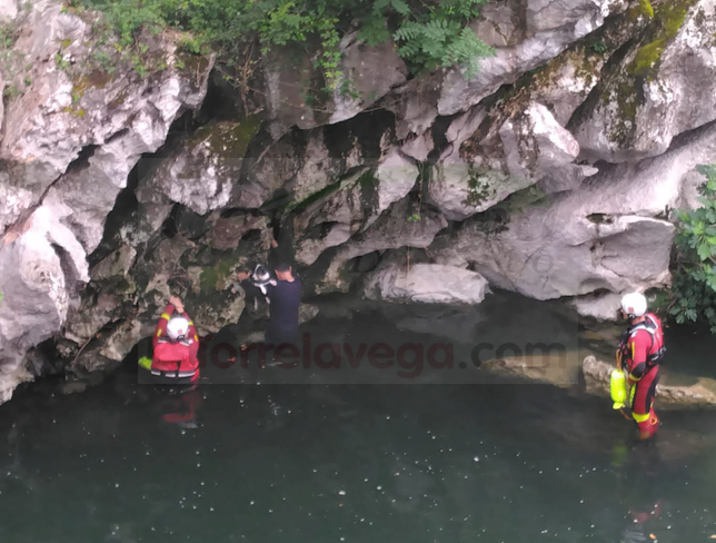 Rescatados ilesos un vecino de Andoáin y su perro que cayeron al río en Puente Viesgo