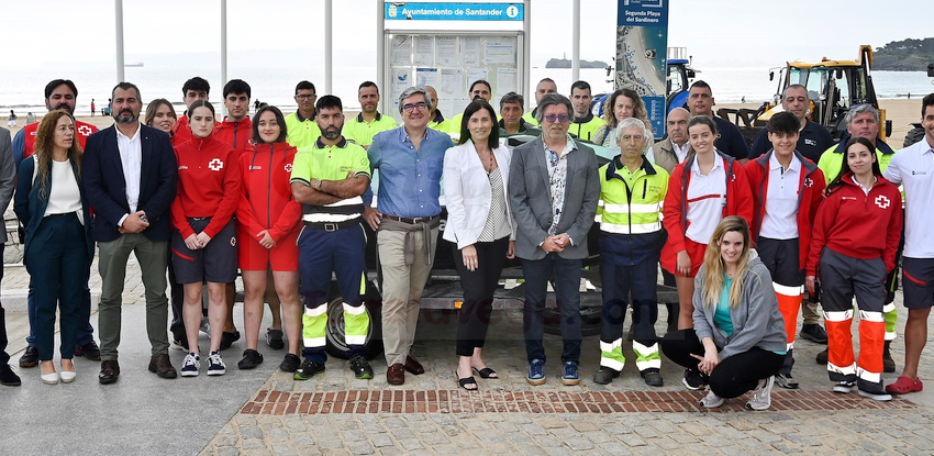 Santander estrena el servicio de salvamento y socorrismo y el dispositivo especial de limpieza de playas