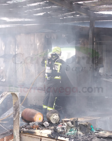  Bomberos del 112 extinguen el incendio de una vivienda prefabricada en Laredo