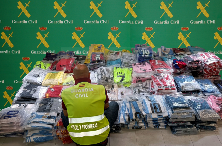 La Guardia Civil interviene miles de prendas deportivas falsas en el Puerto de Santander