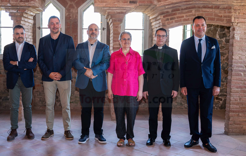 Pie de foto (de izquierda a derecha): Óscar Andel (Torre Bellesguard), Carlos Mirapeix (El Capricho de Gaudí), Galdric Santana (Real Cátedra Gaudí), Asunción Domínguez (Colegio de las Teresianas de Barcelona), Victor Murias (El Palacio Gaudí), José María del Pozo (Casa Botines)